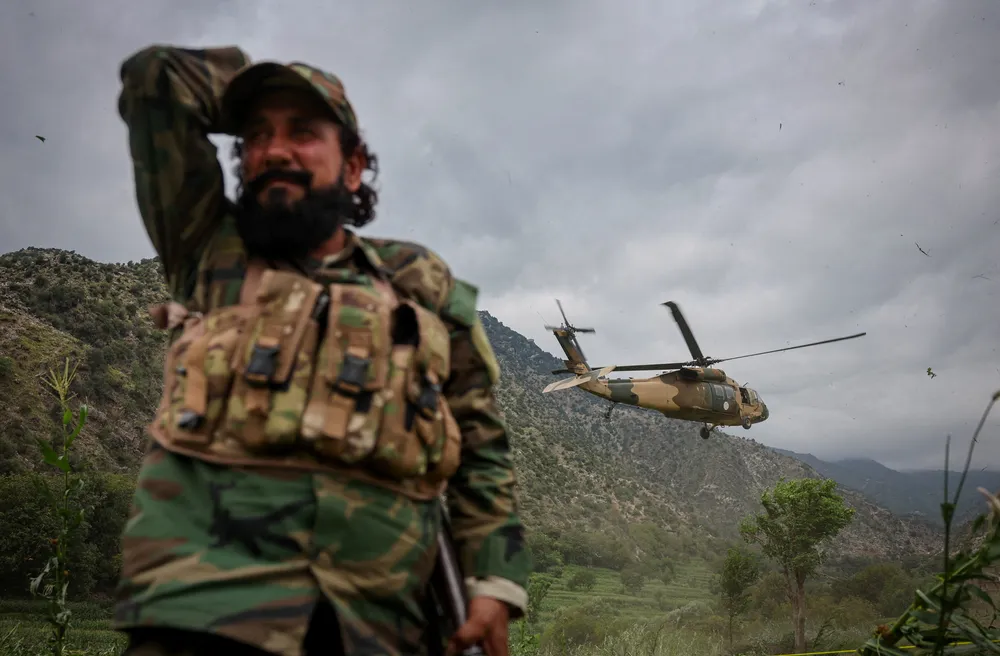 Một chiếc trực thăng quân sự của Taliban chở thuốc men và thực phẩm tiếp tế cho các nạn nhân của trận động đất mạnh 6 độ richter xảy ra ở Afghanistan, tại Mazar Dara, tỉnh Kunar, Afghanistan, ngày 2 tháng 9 năm 2025. ẢNH: Reuters