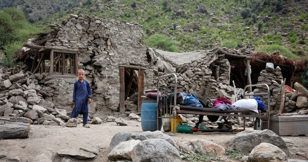Một cậu bé đứng trước một ngôi nhà sau trận động đất mạnh 6 độ richter xảy ra ở Afghanistan vào ngày 31-8, tại làng Lulam, huyện Nurgal, tỉnh Kunar, Afghanistan.