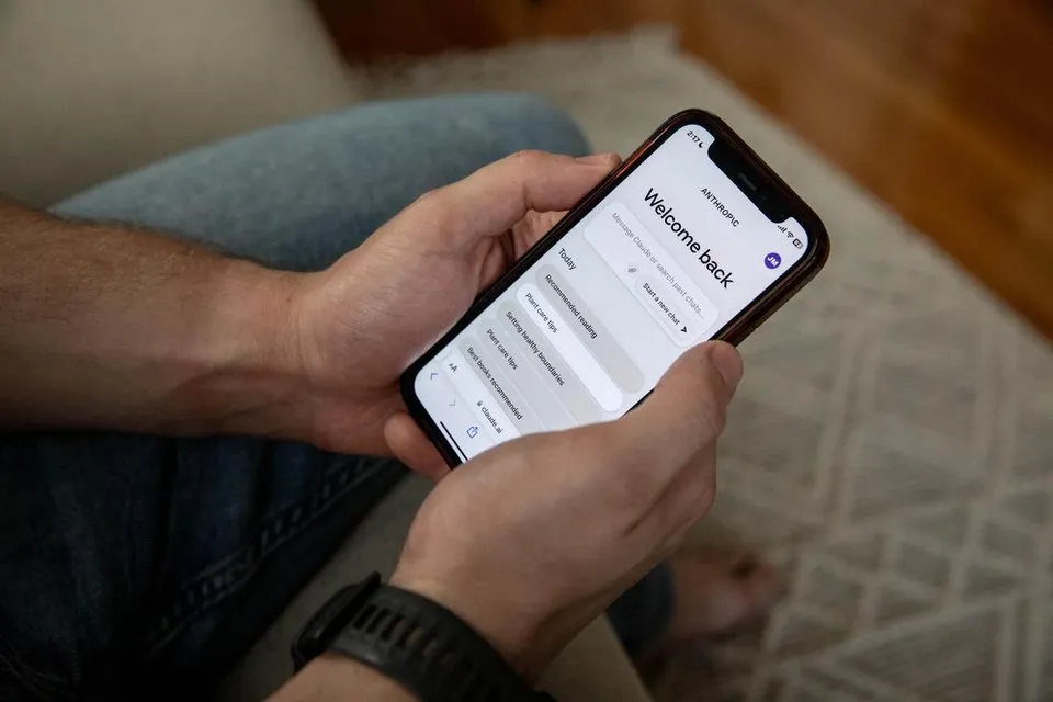 Các chatbot sử dụng trí tuệ nhân tạo khuyến khích tự tử hoặc trò chuyện khiêu dâm gây ra "mối nguy hiểm rõ ràng và hiện hữu" cho trẻ em.