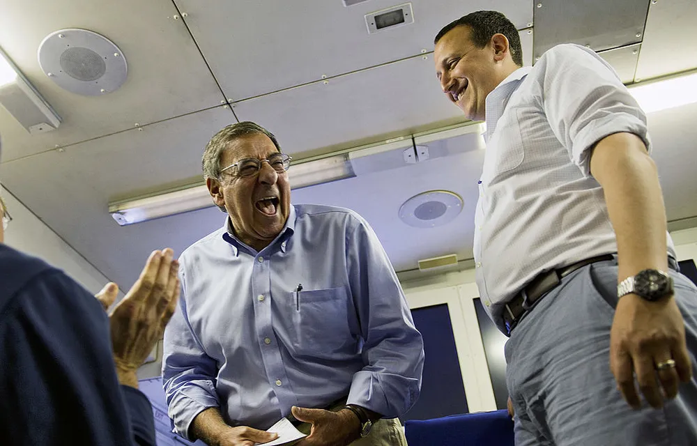 Cựu phó Chủ tịch truyền thông toàn cầu của WhatsApp, Carl Woog (phải) cùng cựu Bộ trưởng quốc phòng Hoa Kỳ Leon Panetta. (Jim Watson-Pool/Getty Images)