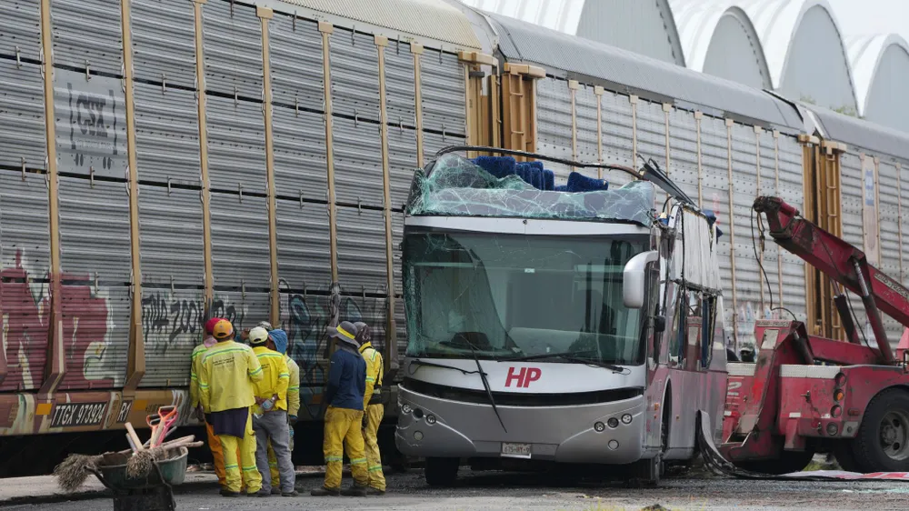 Chiếc xe buýt đã bị cắt làm đôi sau vụ va chạm. 