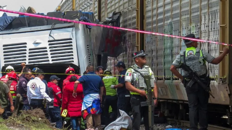 Hình ảnh:Nửa sau của xe buýt bị tàu hỏa đẩy lùi về phía sau đường ray.