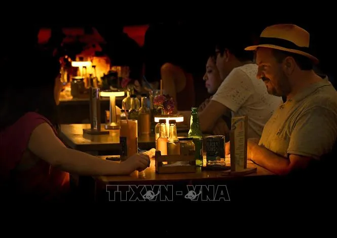 Một nhà hàng sử dụng đèn pin để thắp sáng do mất điện tại La Habana, Cuba. Ảnh: THX/TTXVN