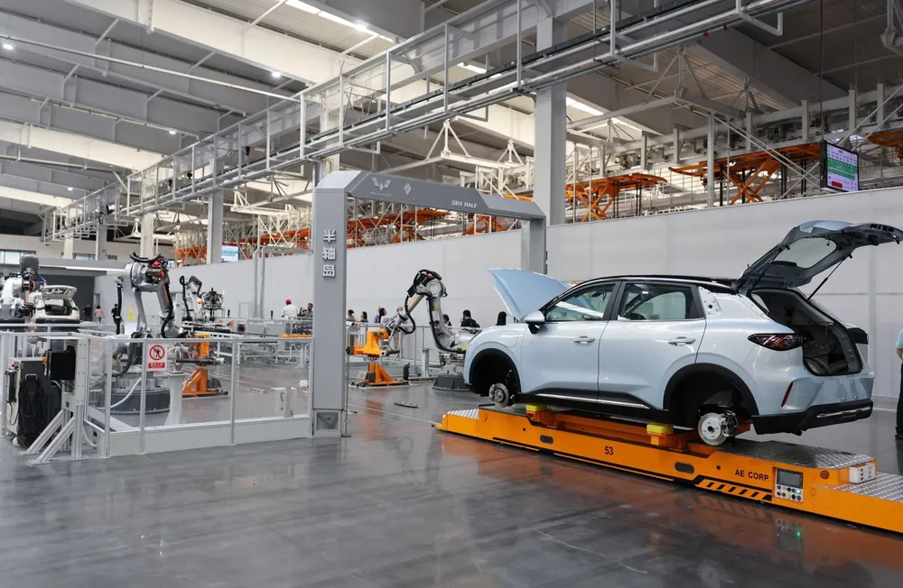 Mexico đánh thuế kỷ lục ô tô Trung Quốc để chiều lòng Mỹ, song quyết định này có thể đẩy nền kinh tế vào thế khó trước nguy cơ Bắc Kinh trả đũa (trong ảnh: Xưởng lắp ráp ô tô năng lượng mới của hãng WuLing có trụ sở ở thành phố Liễu Châu, Quảng Tây (Trung Quốc). Ảnh: TTXVN 