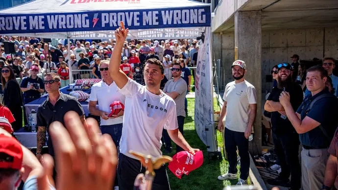 Nhà hoạt động cánh hữu và nhà bình luận Charlie Kirk đã bị bắn chết tại một sự kiện diễn thuyết của Đại học Utah Valley. 