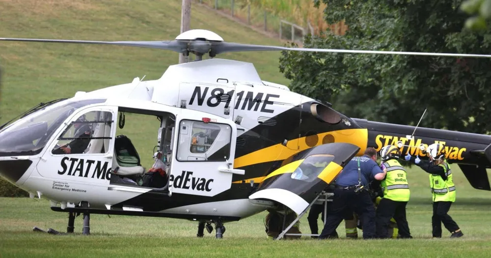 Một cảnh sát được đưa lên trực thăng cứu thương sau vụ nổ súng. Ảnh: Paul Kuehnel 