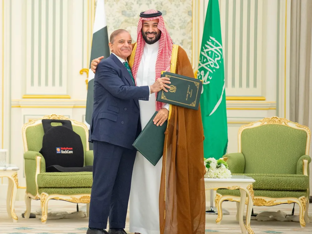 Thái tử Saudi Arabia Mohammed bin Salman và Thủ tướng Pakistan Shehbaz Sharif ôm nhau sau khi ký thỏa thuận quốc phòng, tại Riyadh, Saudi Arabia, ngày 17-9-2025 [Saudi Press Agency] 