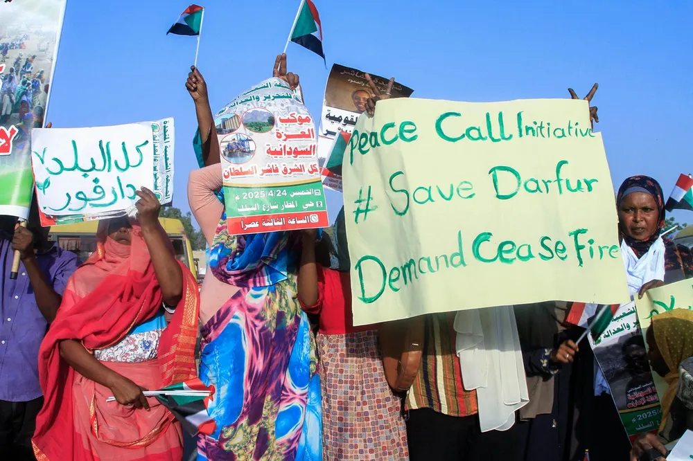 Người dân cầm cờ và biểu ngữ trong cuộc biểu tìnhlên án cuộc bao vây do RSF áp đặt vào El-Fasher.