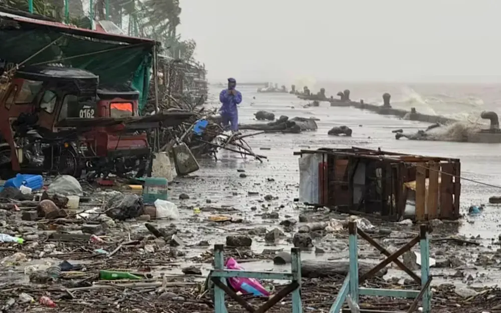 Mưa lớn do ảnh hưởng của siêu bão Ragasa ở thị trấn Aparri, tỉnh Cagayan, Philippines ngày 22-9-2025.
