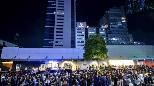 Nhân viên tụ tập bên ngoài tòa nhà văn phòng sau trận động đất ở Cebu, ngày 30-9. 