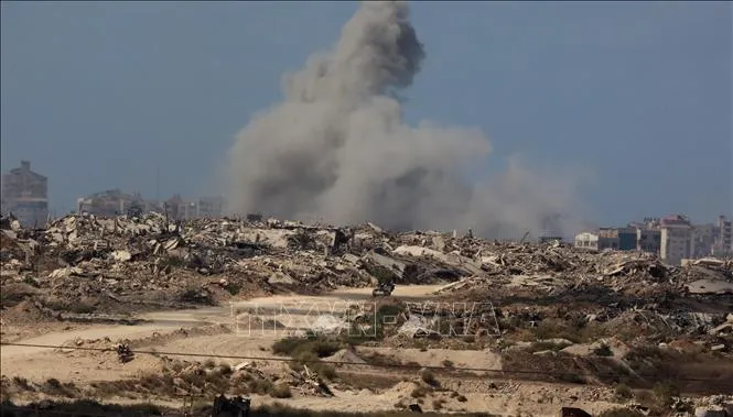 Khói bốc lên sau cuộc không kích của Israel tại Gaza. Ảnh: THX/TTXVN