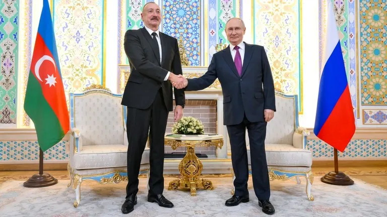 Tổng thống Azerbaijan Ilham Aliyev (trái) và Tổng thống Nga Vladimir Putin trong một cuộc họp tại Tajikistan. Ảnh: Sputnik