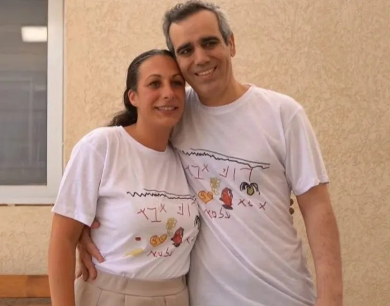 Cựu con tin người Israel Omri Miran chụp ảnh cùng vợ vào 13-10 sau khi được Hamas thả (Ảnh: Lực lượng Phòng vệ Israel)