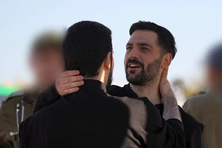 Hai anh em sinh đôi Gali Berman và Ziv Berman đã đoàn tụ tại Israel vào 13-10-2025 sau hơn 2 năm bị Hamas giam giữ, trong thời gian đó họ được cho là đã bị giam giữ riêng biệt (Ảnh: IDF)