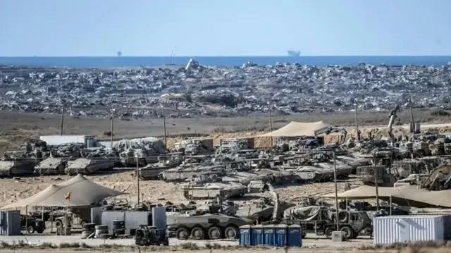 Xe tăng và xe quân sự của Israel được triển khai tuần tra dọc theo khu vực biên giới, ngày 14-10. 