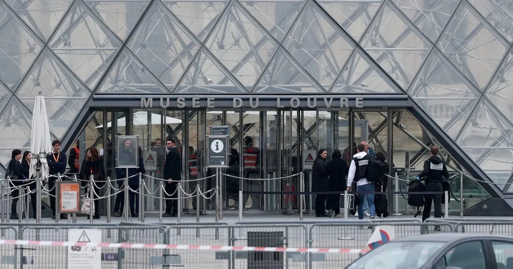 Cảnh sát pháp y đến bảo tàng Louvre sau khi nhận được báo cáo về vụ cướp, tại Paris, Pháp, ngày 19/10/2025.