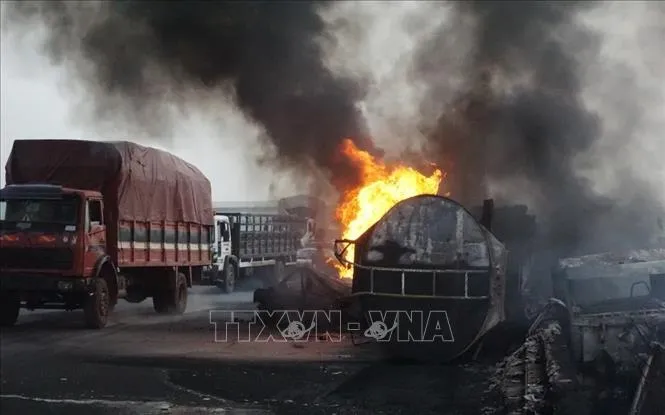 Hiện trường một vụ xe bồn phát nổ sau khi va chạm với xe tải trên cao tốc Lagos Ibadan, Nigeria. Ảnh tư liệu: Getty Images/TTXVN