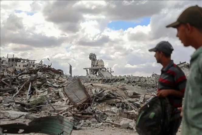 Các tòa nhà bị phá hủy do xung đột tại Khan Younis, Dải Gaza. Ảnh: THX/TTXVN