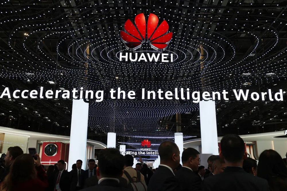 Du khách tham quan gian hàng của Huawei tại Barcelona, Tây Ban Nha ngày 3/3/2025. Ảnh: THX/TTXVN