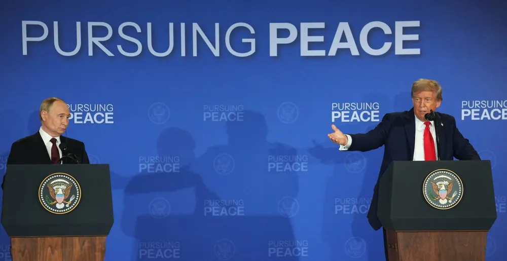 Tổng thống Mỹ Donald Trump (phải) và Tổng thống Nga Vladimir Putin tại cuộc họp báo ở Alaska, Mỹ ngày 15-8. Ảnh: THX/TTXVN