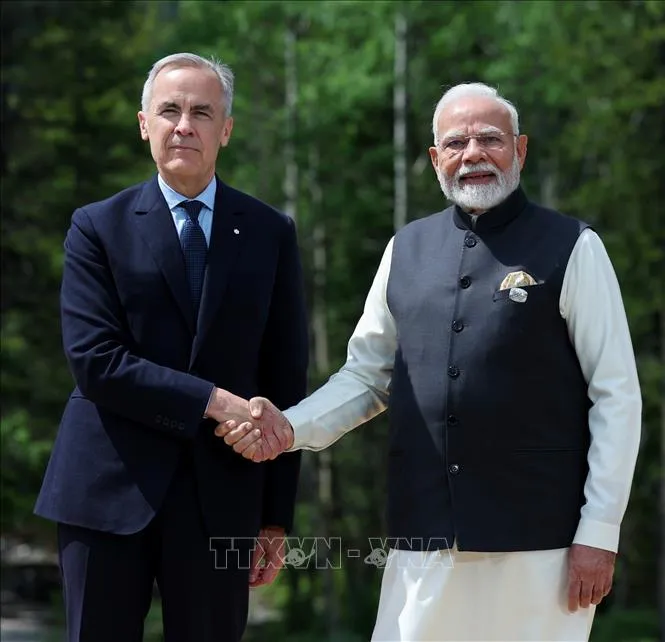 Thủ tướng Canada Mark Carney (trái) và người đồng cấp Ấn Độ Narendra Modi (phải) tại cuộc gặp bên lề Hội nghị thượng đỉnh G7 ở Alberta, Canada ngày 17/6/2025. Ảnh: ANI/TTXVN