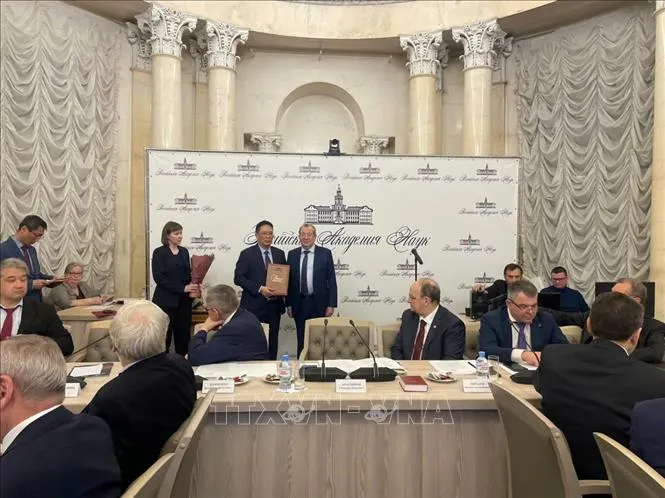 Giáo sư, Viện sĩ Châu Văn Minh đã trân trọng đón nhận danh hiệu cao quý từ Giáo sư, Viện sĩ Gennedy Kraniskov, Chủ tịch Viện Hàn lâm Khoa học Nga, Anh hùng Lao động Nga. ẢNh: TTXVN