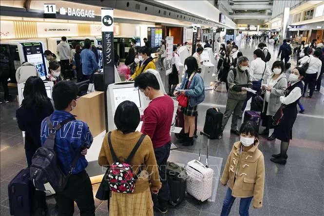 Hành khách tại sân bay Haneda ở thủ đô Tokyo, Nhật Bản. Ảnh tư liệu: Kyodo/TTXVN