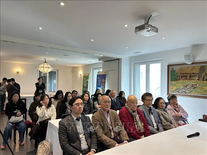 Kiều bào tại Thụy Sĩ tham dự buổi gặp mặt và tham gia ủng hộ hỗ trợ đồng bào vùng lũ. Ảnh: TTXVN phát