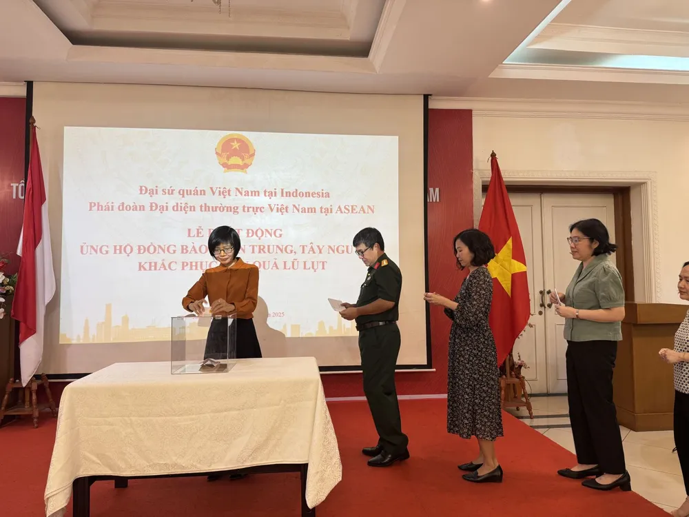 Đại sứ Phái đoàn thường trực Việt Nam tại ASEAN Tôn Thị Ngọc Hương và các cán bộ Việt Nam tại lễ quyên góp. Ảnh: TTXVN