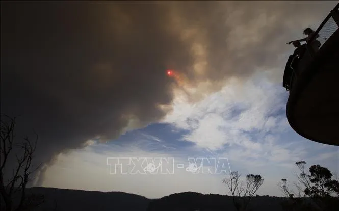 Khói bốc lên từ đám cháy rừng ở Blue Mountain, New South Wales, Australia. Ảnh tư liệu: THX/TTXVN