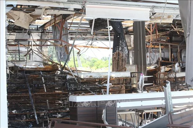 Một cửa hàng tiện lợi bị phá hủy do xung đột tại Si Sa Ket, Thái Lan. Ảnh tư liệu: THX/TTXVN