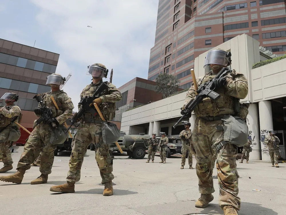 Lực lượng Vệ binh Quốc gia được triển khai tại thành phố Los Angeles, bang California, Mỹ ngày 8-6. Ảnh minh họa: THX/TTXVN