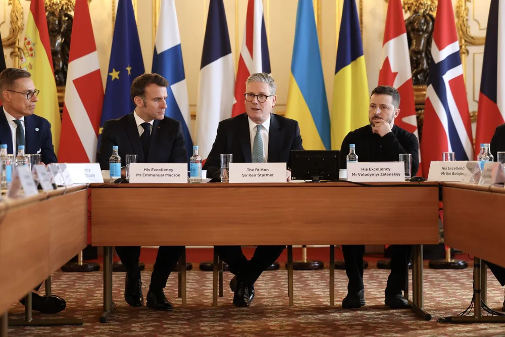 Thủ tướng Anh Keir Starmer (giữa), Tổng thống Pháp Emmanuel Macron (trái) và Tổng thống Ukraine Volodymyr Zelensky dự Hội nghị thượng đỉnh châu Âu về vấn đề Ukraine, tại Anh. Ảnh: THX/TTXVN