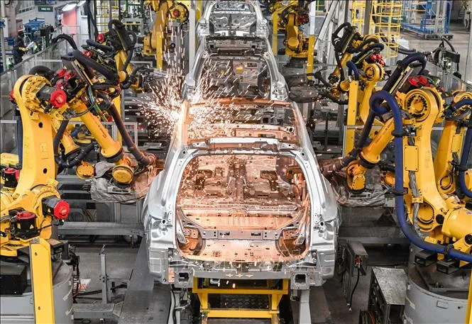 Robot hoạt động trên dây chuyền lắp ráp xe ô tô điện của Tập đoàn Li Auto ở Thường Châu, tỉnh Giang Tô, Trung Quốc. Ảnh tư liệu: THX/TTXVN
