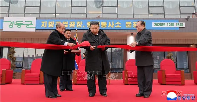 Nhà lãnh đạo Triều Tiên Kim Jong Un (giữa) cắt băng khánh thành khu phức hợp công nghiệp ở ngoại ô Bình Nhưỡng ngày 15-12. Ảnh: Yonhap/TTXVN
