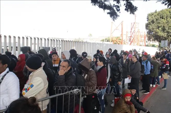 Người di cư tại trạm kiểm soát Chaparral ở Tijuana, Mexico. Ảnh minh họa: THX/TTXVN