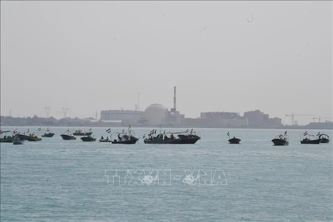 Tàu của Lực lượng Vệ binh Cách mạng Hồi giáo Iran (IRGC) di chuyển trên vịnh Persian ở gần Bushehr, Iran. Ảnh tư liệu - minh họa: THX/TTXVN