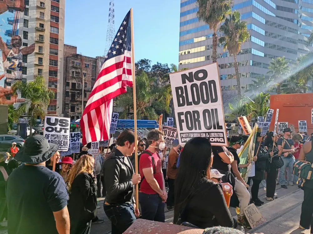 Hàng trăm người tập trung tại trung tâm thành phố Los Angeles để phản đối nguy cơ chiến tranh với Venezuela. Ảnh: sanfernandosun.com