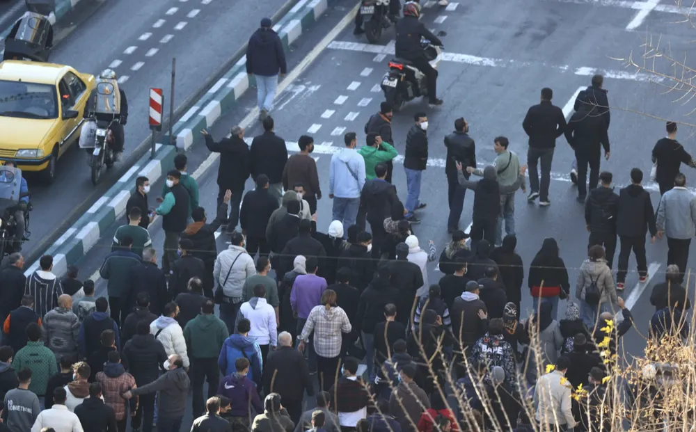 Các tiểu thương đóng cửa hàng và tuần hành phản đối giá cả leo thang trong một cuộc biểu tình hồi tháng trước. Ảnh: Hãng thông tấn Fars