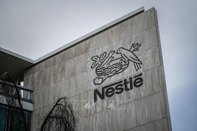Biểu tượng Nestle tại trụ sở tập đoàn ở Vevey, Thụy Sĩ. Ảnh: Getty Images/TTXVN