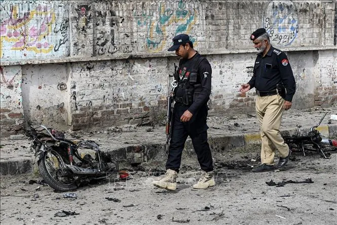 Lực lượng an ninh điều tra tại hiện trường một vụ tấn công ở Peshawar, tỉnh Khyber Pakhtunkhwa, Pakistan. Ảnh tư liệu: TTXVN