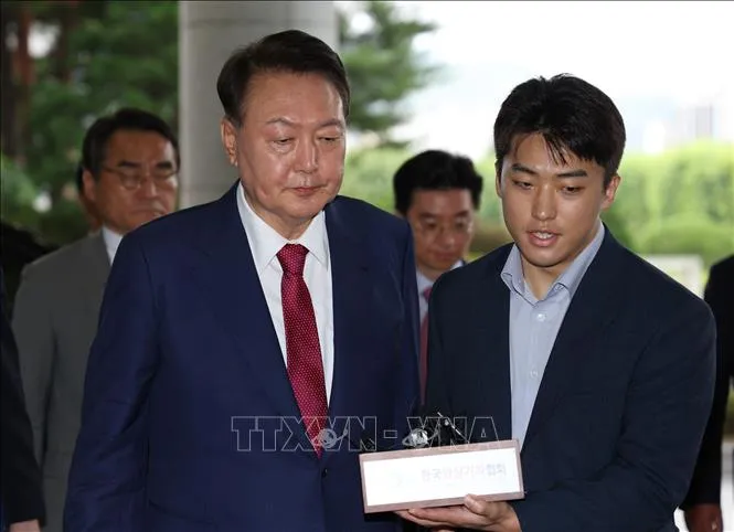 Cựu Tổng thống Hàn Quốc Yoon Suk Yeol (trái) tới văn phòng Công tố cấp cao ở Seoul ngày 5-7-2025. Ảnh: Yonhap/TTXVN