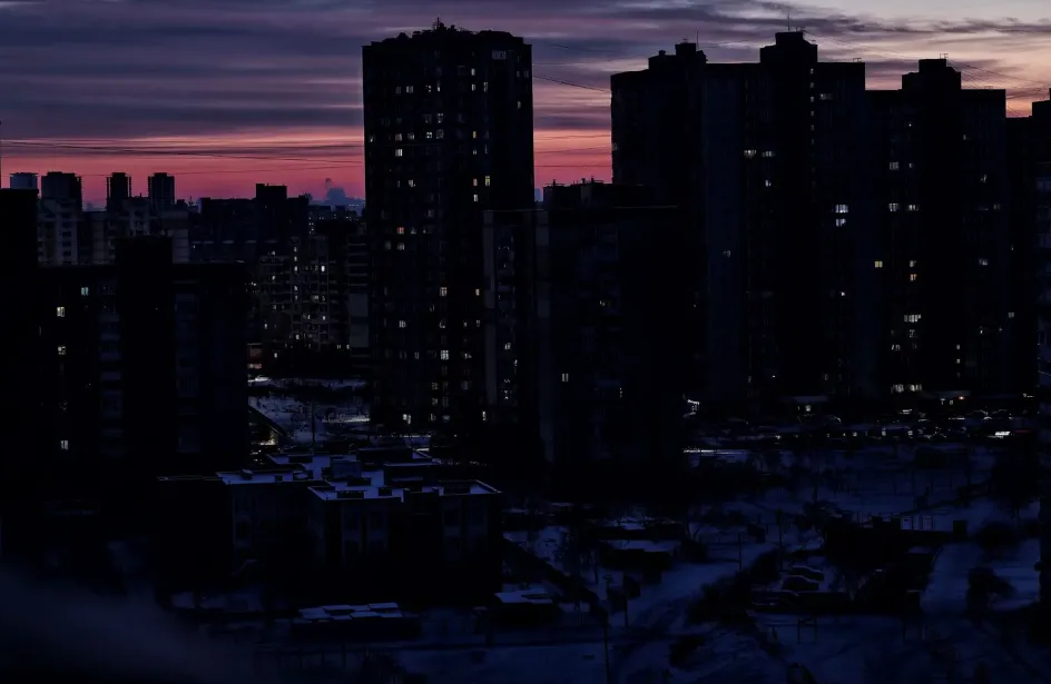 Kiev bị mất điện sau khi các cuộc không kích của Nga làm hư hại cơ sở hạ tầng năng lượng ngày 10-1. Ảnh: Global Images Ukraine