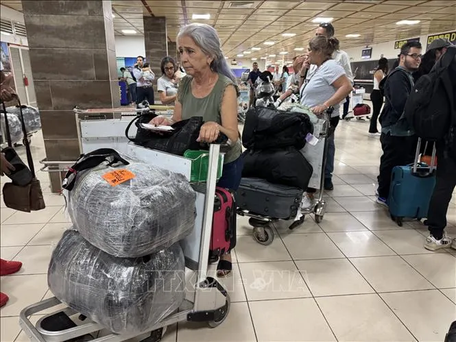 Người dân Cuba vận chuyển hàng hóa ở sân bay quốc tế José Martí ở thủ đô La Habana. Ảnh: TTXVN