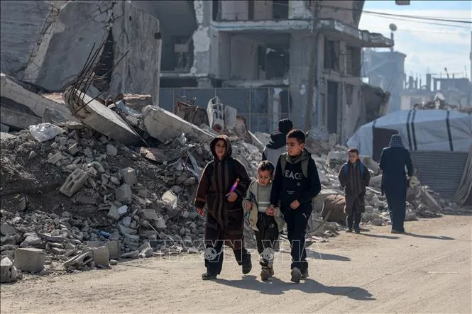 Người dân tại thành phố Gaza. Ảnh: THX/TTXVN