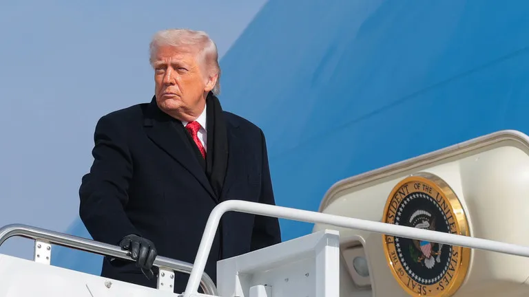 Tổng thống Mỹ Donald Trump lên chuyên cơ Air Force One tại Căn cứ Liên hợp Andrews, bang Maryland, ngày 16-1. Ảnh: Getty Images