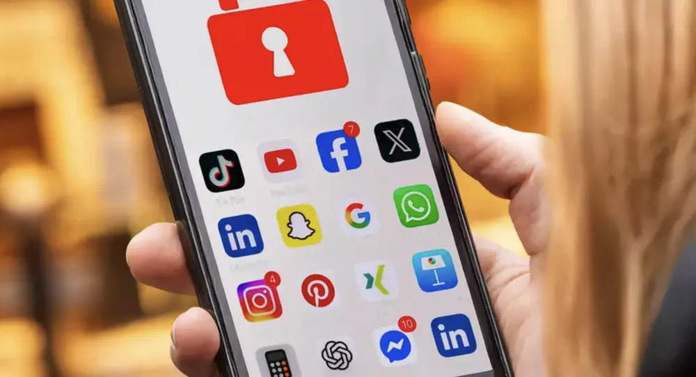 (Ảnh minh họa) Biểu tượng của các nền tảng mạng xã hội trên điện thoại. Ảnh: DW.