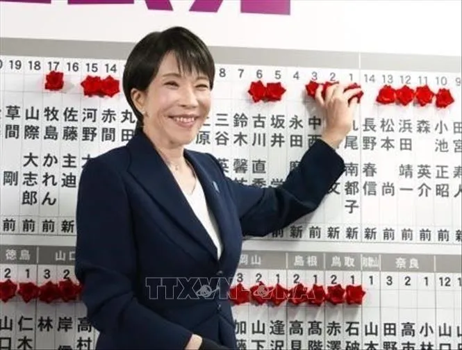 Thủ tướng Nhật Bản Sanae Takaichi, lãnh đạo đảng Dân chủ Tự do (LDP), gắn tên các ứng viên của đảng giành chiến thắng trong cuộc bầu cử Hạ viện, tại Tokyo ngày 8/2/2026. Ảnh: Kyodo/TTXVN