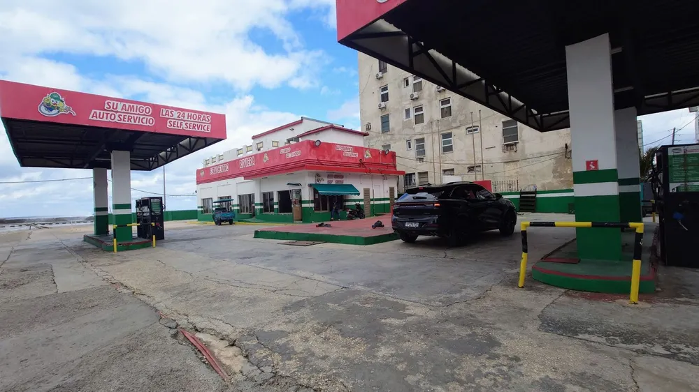 Một trạm phân phối xăng dầu vắng lặng tại thủ đô La Habana, Cuba. Ảnh: TTXVN