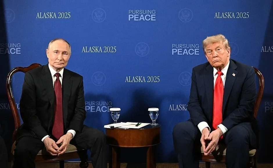 Tổng thống Putin (trái) trong cuộc họp với Tổng thống Trump tại Căn cứ Elmendorf-Richardson, Anchorage, bang Alaska (Mỹ). Ảnh: THX/TTXVN